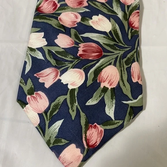 Nameless men’s tulip tie 100% silk like new 4”W x 58L. Tie makes a statement! - Picture 2 of 6